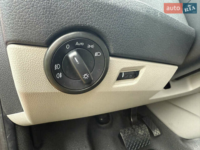 Красный Фольксваген Transporter, объемом двигателя 2 л и пробегом 298 тыс. км за 21200 $, фото 12 на Automoto.ua