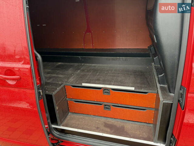 Красный Фольксваген Transporter, объемом двигателя 2 л и пробегом 298 тыс. км за 21200 $, фото 26 на Automoto.ua