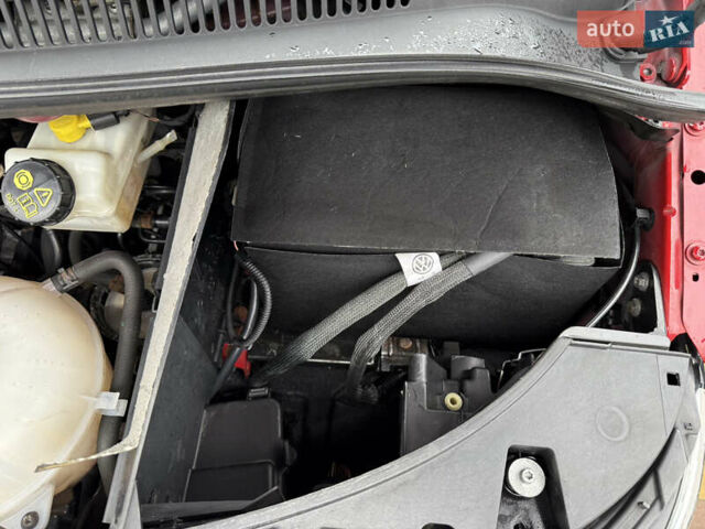 Красный Фольксваген Transporter, объемом двигателя 2 л и пробегом 298 тыс. км за 21200 $, фото 9 на Automoto.ua