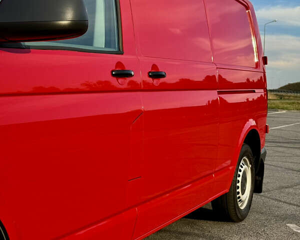 Красный Фольксваген Transporter, объемом двигателя 2 л и пробегом 219 тыс. км за 25950 $, фото 14 на Automoto.ua