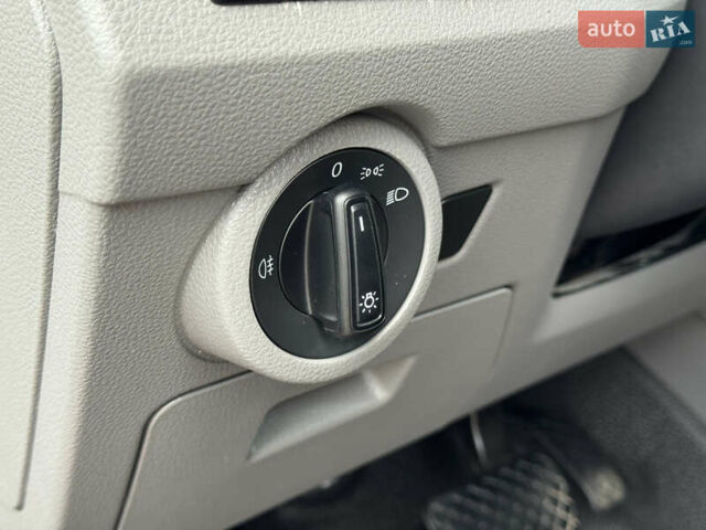 Красный Фольксваген Transporter, объемом двигателя 2 л и пробегом 219 тыс. км за 25950 $, фото 26 на Automoto.ua