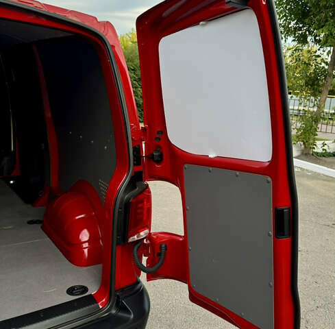 Красный Фольксваген Transporter, объемом двигателя 2 л и пробегом 219 тыс. км за 25950 $, фото 51 на Automoto.ua