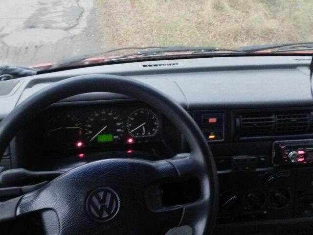 Красный Фольксваген Transporter, объемом двигателя 9 л и пробегом 4 тыс. км за 2300 $, фото 5 на Automoto.ua