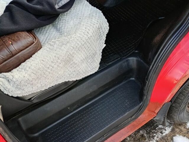 Красный Фольксваген Transporter, объемом двигателя 1.9 л и пробегом 620 тыс. км за 4000 $, фото 3 на Automoto.ua