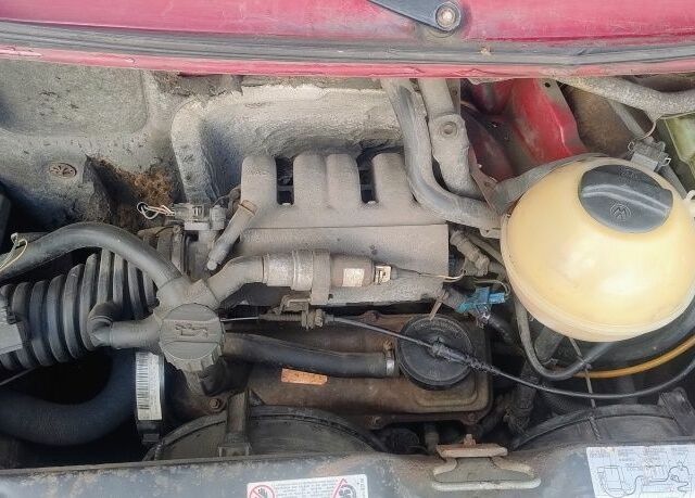 Красный Фольксваген Transporter, объемом двигателя 2 л и пробегом 329 тыс. км за 2000 $, фото 4 на Automoto.ua