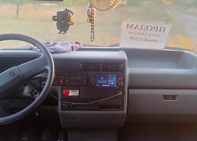 Красный Фольксваген Transporter, объемом двигателя 2 л и пробегом 329 тыс. км за 88000 $, фото 2 на Automoto.ua