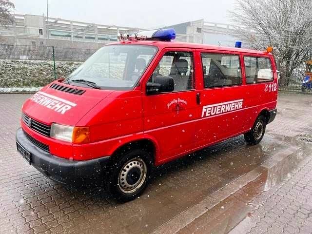 Красный Фольксваген Transporter, объемом двигателя 2.4 л и пробегом 180 тыс. км за 2500 $, фото 1 на Automoto.ua