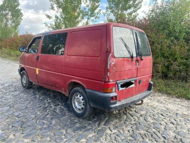 Красный Фольксваген Transporter, объемом двигателя 2.5 л и пробегом 400 тыс. км за 2800 $, фото 2 на Automoto.ua