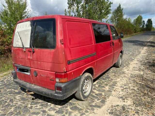 Красный Фольксваген Transporter, объемом двигателя 2.5 л и пробегом 400 тыс. км за 2800 $, фото 4 на Automoto.ua