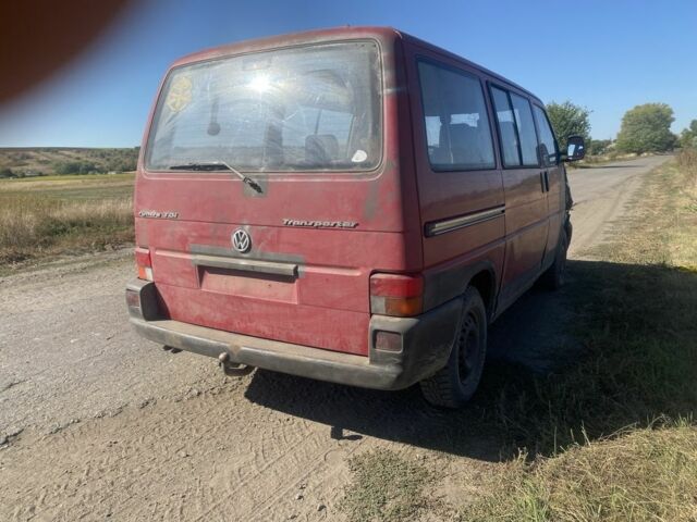 Красный Фольксваген Transporter, объемом двигателя 2.5 л и пробегом 400 тыс. км за 2900 $, фото 2 на Automoto.ua