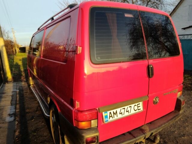 Красный Фольксваген Transporter, объемом двигателя 2.5 л и пробегом 375 тыс. км за 8300 $, фото 2 на Automoto.ua