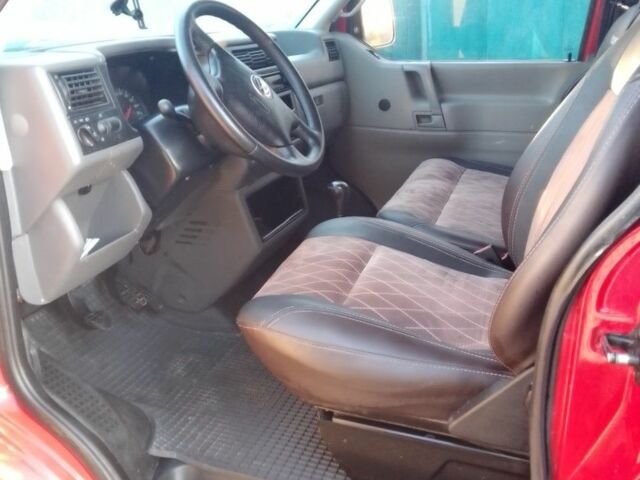 Красный Фольксваген Transporter, объемом двигателя 2.5 л и пробегом 375 тыс. км за 8300 $, фото 3 на Automoto.ua