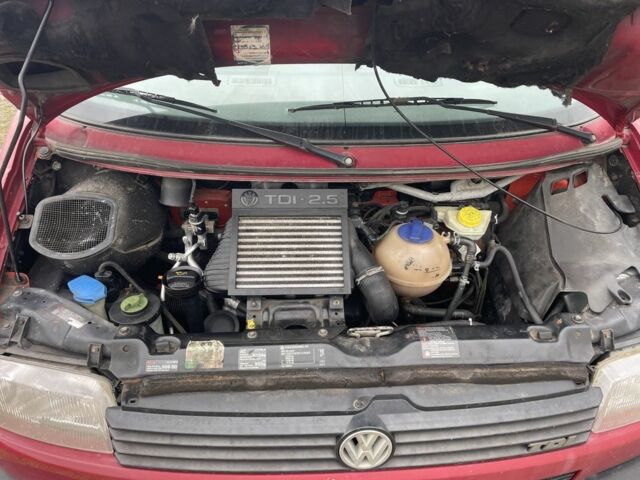 Красный Фольксваген Transporter, объемом двигателя 2.5 л и пробегом 426 тыс. км за 6200 $, фото 2 на Automoto.ua