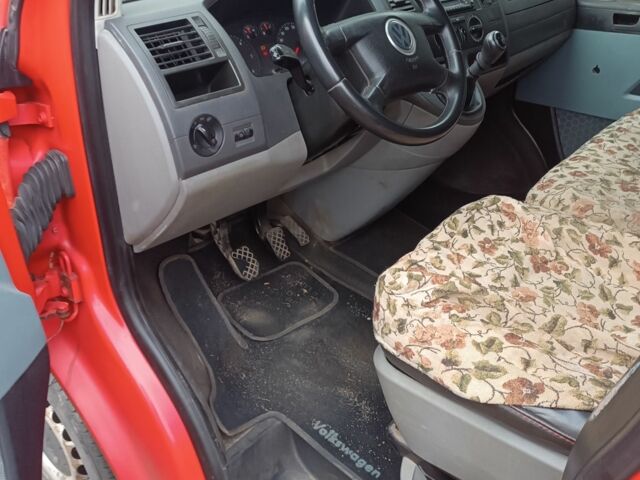 Красный Фольксваген Transporter, объемом двигателя 1.9 л и пробегом 400 тыс. км за 8500 $, фото 4 на Automoto.ua