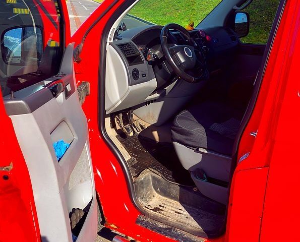 Красный Фольксваген Transporter, объемом двигателя 2.5 л и пробегом 304 тыс. км за 8500 $, фото 11 на Automoto.ua