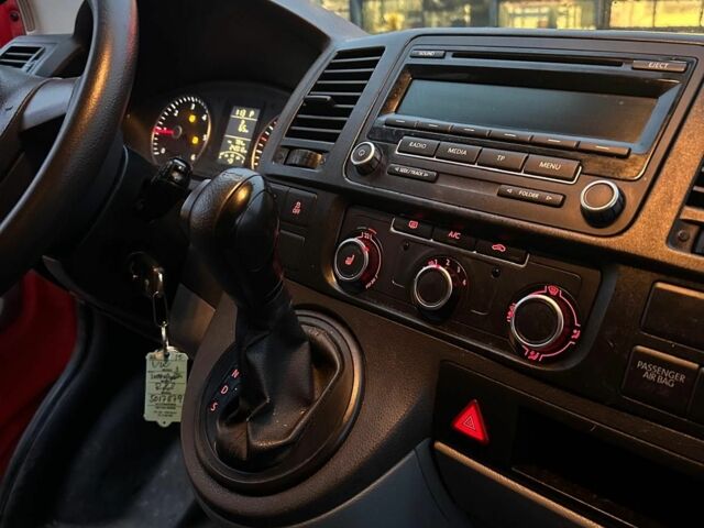 Красный Фольксваген Transporter, объемом двигателя 2 л и пробегом 240 тыс. км за 14586 $, фото 7 на Automoto.ua