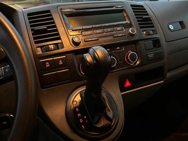 Красный Фольксваген Transporter, объемом двигателя 2 л и пробегом 240 тыс. км за 14586 $, фото 6 на Automoto.ua