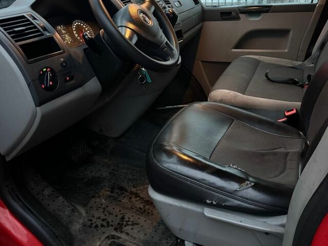 Красный Фольксваген Transporter, объемом двигателя 2 л и пробегом 240 тыс. км за 14586 $, фото 5 на Automoto.ua