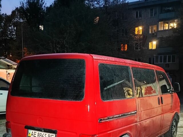 Красный Фольксваген Transporter, объемом двигателя 2.4 л и пробегом 100 тыс. км за 2999 $, фото 2 на Automoto.ua