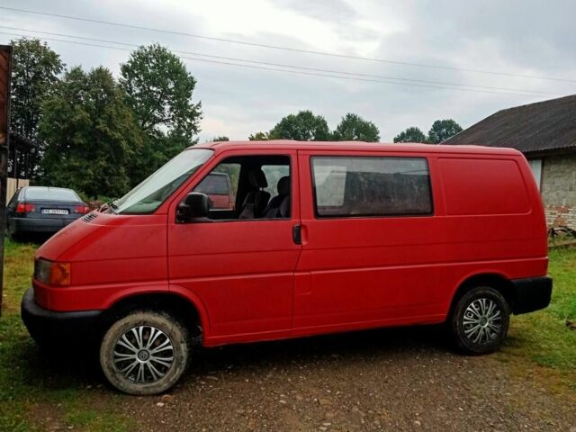 Красный Фольксваген Transporter, объемом двигателя 2.5 л и пробегом 470 тыс. км за 3200 $, фото 1 на Automoto.ua