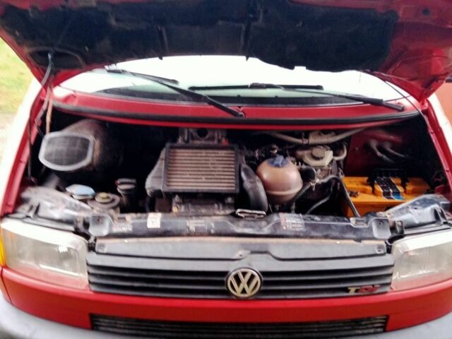 Красный Фольксваген Transporter, объемом двигателя 2.5 л и пробегом 470 тыс. км за 3200 $, фото 6 на Automoto.ua