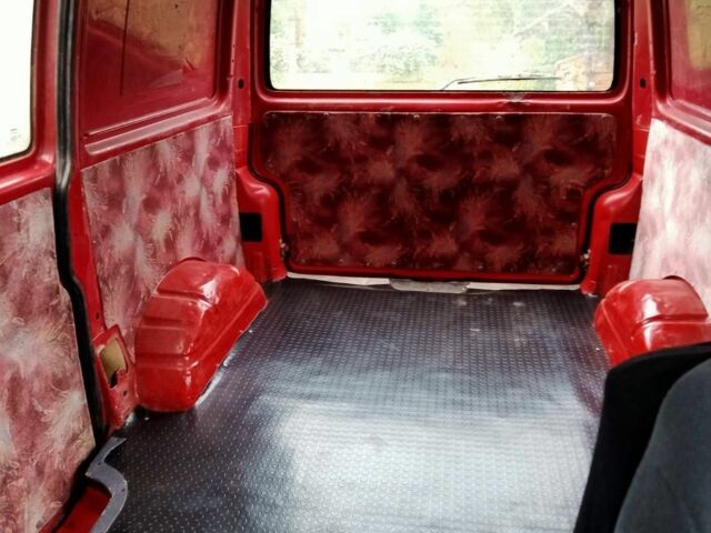 Красный Фольксваген Transporter, объемом двигателя 2.5 л и пробегом 470 тыс. км за 3200 $, фото 5 на Automoto.ua