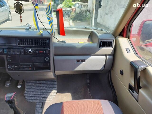 Красный Фольксваген Transporter, объемом двигателя 1.9 л и пробегом 400 тыс. км за 6400 $, фото 11 на Automoto.ua