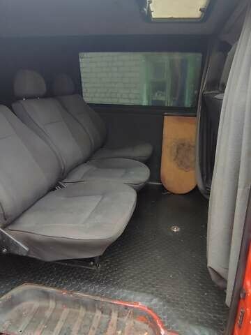 Красный Фольксваген Transporter, объемом двигателя 2.5 л и пробегом 580 тыс. км за 5200 $, фото 2 на Automoto.ua