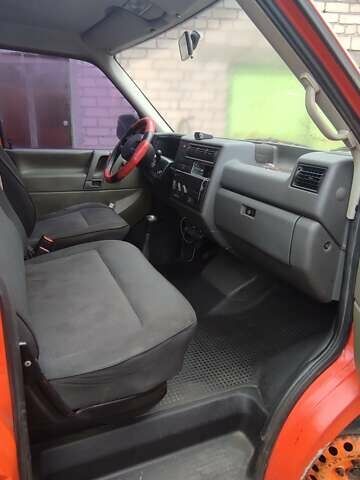 Красный Фольксваген Transporter, объемом двигателя 2.5 л и пробегом 580 тыс. км за 5200 $, фото 3 на Automoto.ua