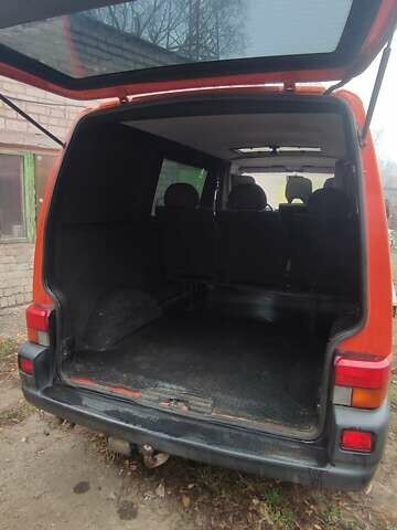 Красный Фольксваген Transporter, объемом двигателя 2.5 л и пробегом 580 тыс. км за 5200 $, фото 1 на Automoto.ua