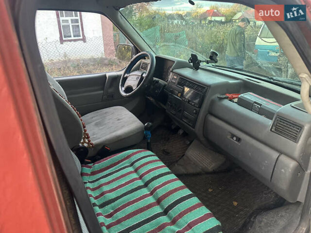 Красный Фольксваген Transporter, объемом двигателя 2.5 л и пробегом 412 тыс. км за 2375 $, фото 1 на Automoto.ua