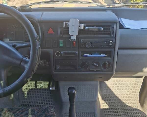 Красный Фольксваген Transporter, объемом двигателя 2.37 л и пробегом 368 тыс. км за 6000 $, фото 8 на Automoto.ua