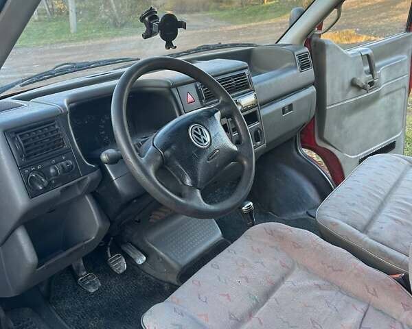 Красный Фольксваген Transporter, объемом двигателя 2.4 л и пробегом 400 тыс. км за 4600 $, фото 3 на Automoto.ua