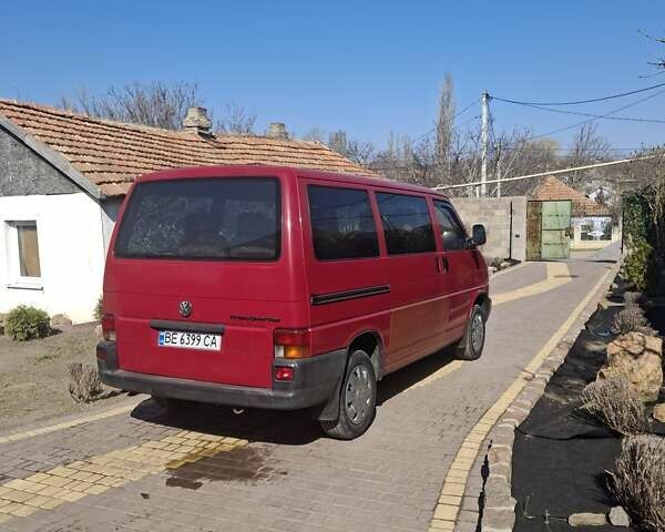 Красный Фольксваген Transporter, объемом двигателя 2.37 л и пробегом 368 тыс. км за 6000 $, фото 3 на Automoto.ua