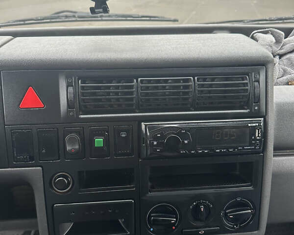 Красный Фольксваген Transporter, объемом двигателя 2.4 л и пробегом 400 тыс. км за 5500 $, фото 14 на Automoto.ua