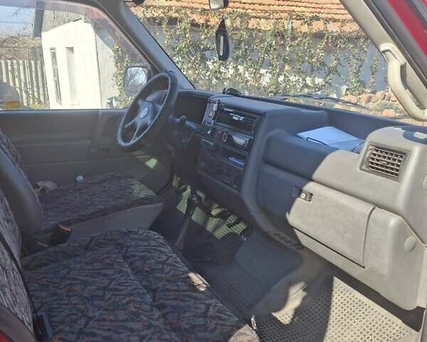 Красный Фольксваген Transporter, объемом двигателя 2.37 л и пробегом 368 тыс. км за 6000 $, фото 6 на Automoto.ua