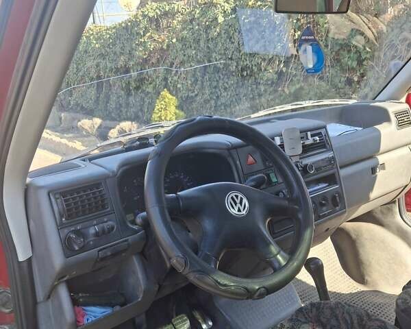 Красный Фольксваген Transporter, объемом двигателя 2.37 л и пробегом 368 тыс. км за 6000 $, фото 9 на Automoto.ua