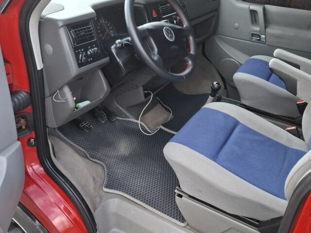 Красный Фольксваген Transporter, объемом двигателя 0 л и пробегом 295 тыс. км за 11200 $, фото 2 на Automoto.ua