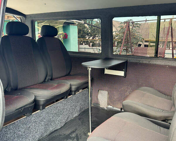 Красный Фольксваген Transporter, объемом двигателя 2.5 л и пробегом 376 тыс. км за 6800 $, фото 4 на Automoto.ua