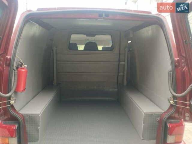 Красный Фольксваген Transporter, объемом двигателя 2.5 л и пробегом 420 тыс. км за 8000 $, фото 5 на Automoto.ua