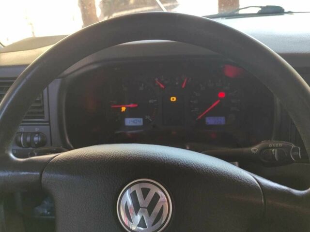 Красный Фольксваген Transporter, объемом двигателя 2.5 л и пробегом 450 тыс. км за 6000 $, фото 10 на Automoto.ua