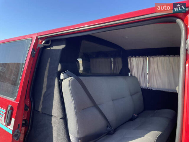 Красный Фольксваген Transporter, объемом двигателя 2.5 л и пробегом 310 тыс. км за 7700 $, фото 61 на Automoto.ua