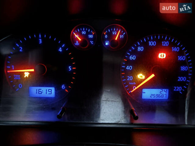 Красный Фольксваген Transporter, объемом двигателя 1.98 л и пробегом 259 тыс. км за 8500 $, фото 6 на Automoto.ua