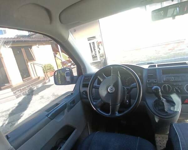 Красный Фольксваген Transporter, объемом двигателя 1.98 л и пробегом 383 тыс. км за 8500 $, фото 4 на Automoto.ua