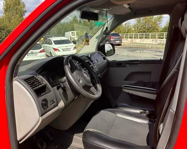 Красный Фольксваген Transporter, объемом двигателя 2 л и пробегом 430 тыс. км за 8000 $, фото 4 на Automoto.ua