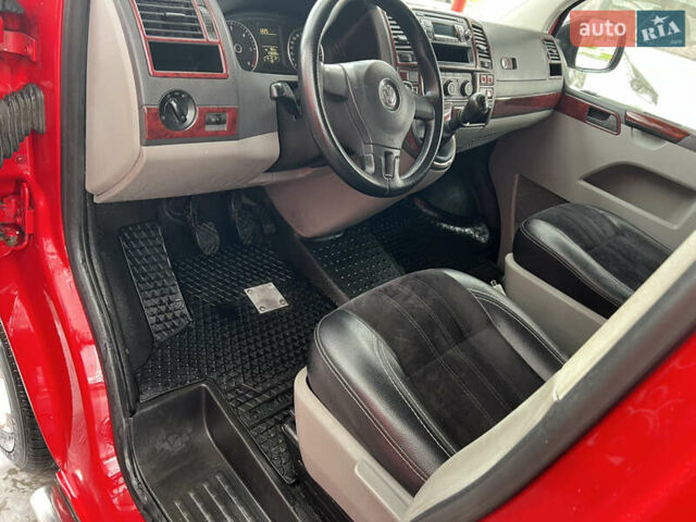 Красный Фольксваген Transporter, объемом двигателя 2 л и пробегом 230 тыс. км за 12700 $, фото 2 на Automoto.ua