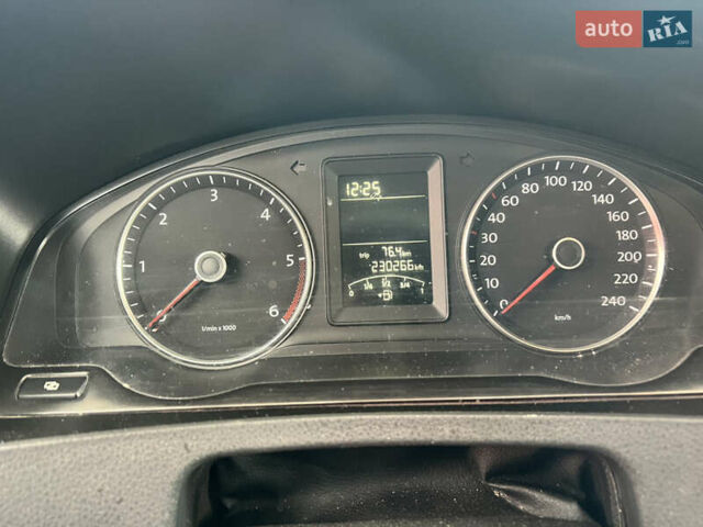 Красный Фольксваген Transporter, объемом двигателя 2 л и пробегом 230 тыс. км за 12700 $, фото 3 на Automoto.ua