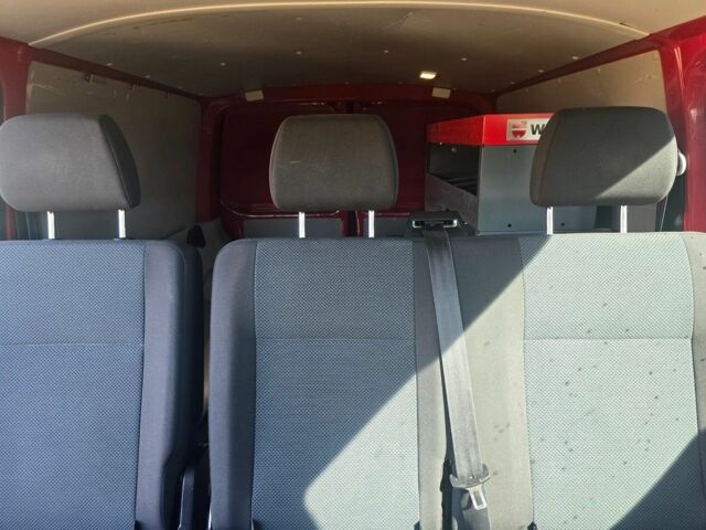 Красный Фольксваген Transporter, объемом двигателя 2 л и пробегом 146 тыс. км за 10000 $, фото 4 на Automoto.ua