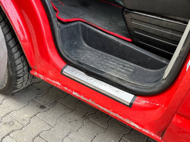 Красный Фольксваген Transporter, объемом двигателя 2 л и пробегом 320 тыс. км за 17300 $, фото 8 на Automoto.ua