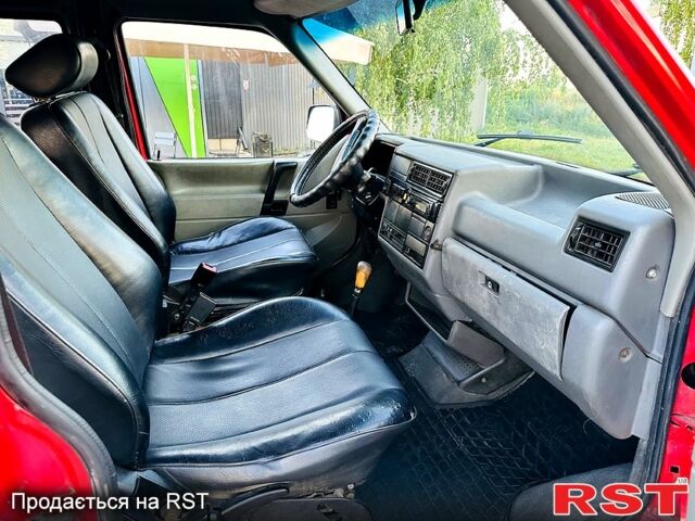 Красный Фольксваген Transporter, объемом двигателя 2.4 л и пробегом 290 тыс. км за 3450 $, фото 10 на Automoto.ua
